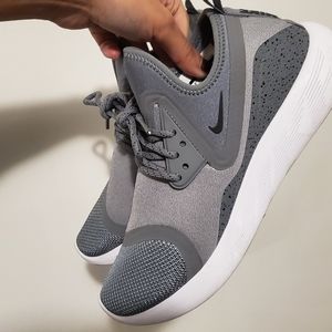 Nike Lunarcharge Essential Sneakers